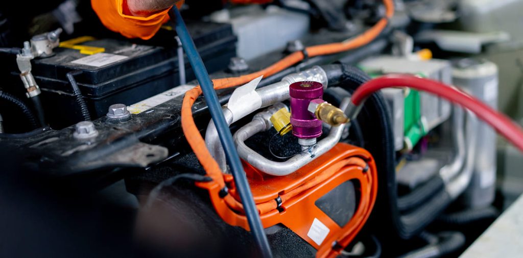 AC-service med mätutrustning i motorrummet